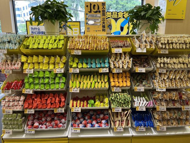 恐龍和泰迪 零食超市上千種零食登陸成都
